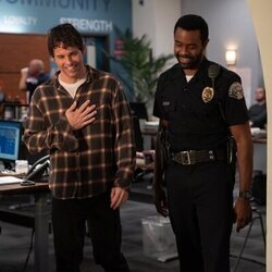 James Marsden y Brandon Scott en el 3x05 de 'Dead to Me'