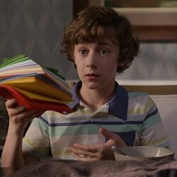 Luke Roessler en 'Vamos a superar esto' de 'Dead to Me'