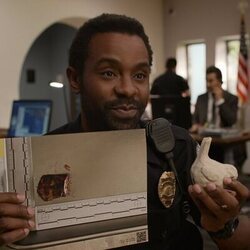 Brandon Scott en el 3x06 de 'Dead to Me'
