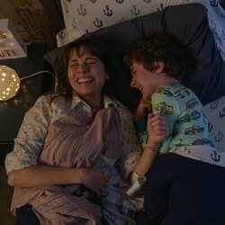 Linda Cardellini y Luke Roessler en el 'Vamos a superar esto' de 'Muertos para mí'