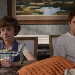Sam McCarthy y Luke Roessler en el 3x06 de 'Dead to Me'