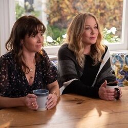 Linda Cardellini y Christina Applegate en el '¿Nos sinceramos?' de 'Muertos para mí'