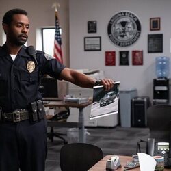 Brandon Scott en 3x07 '¿Nos sinceramos?' de 'Dead to Me'