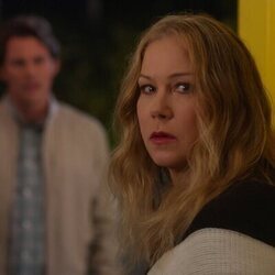 Christina Applegate y James Marsden en Capítulo 7 titulado '¿Nos sinceramos?' de 'Dead to Me'