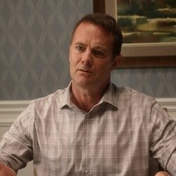 Garret Dillahunt en 3x08 titulado 'Vamos a encontrar alternativas' de 'Dead to Me'
