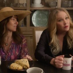 Linda Cardellini y Christina Applegate en el 3x08 de 'Dead to Me'