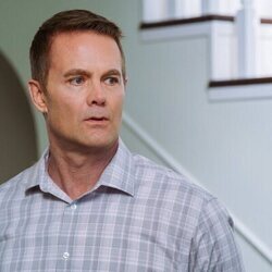 Escena de Garret Dillahunt en 3x08 titulado 'Vamos a encontrar alternativas' de 'Dead to Me'