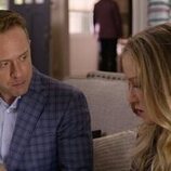 Christina Applegate y Max Jenkins en el 'Vamos a encontrar alternativas' de 'Muertos para mí'