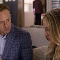 Christina Applegate y Max Jenkins en el 'Vamos a encontrar alternativas' de 'Muertos para mí'