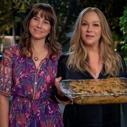 Linda Cardellini y Christina Applegate en el 'Vamos a encontrar alternativas' de 'Muertos para mí'