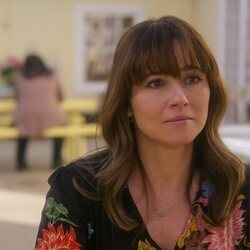 Linda Cardellini en Capítulo 9 titulado 'Nos quedamos sin tiempo' de 'Dead to Me'