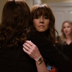 Linda Cardellini y Christina Applegate en el 3x09 de 'Dead to Me'