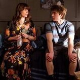 Linda Cardellini y Sam McCarthy en la temporada 3 y el capítulo 09 de 'Dead to Me'