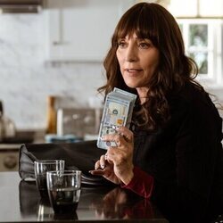 Katey Sagal en el 3x09 de 'Dead to Me'