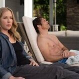 Christina Applegate y James Marsden en la temporada 3 y el capítulo 10 de 'Dead to Me'
