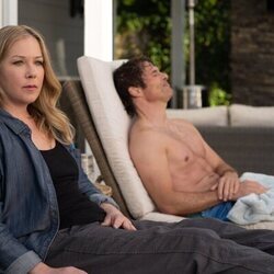 Christina Applegate y James Marsden en la temporada 3 y el capítulo 10 de 'Dead to Me'