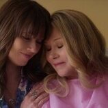 Linda Cardellini y Christina Applegate en 'Hemos llegado al final' de 'Dead to Me'
