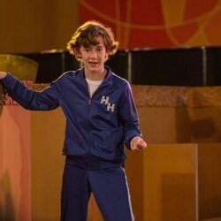 Luke Roessler en 3x10 'Hemos llegado al final' de 'Dead to Me'