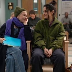 Michelle Williams y Jenny Slate en 1x02 'La Masturbación es Importante' de 'Dying for Sex'