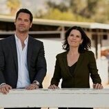 Neve Campbell y Manuel Garcia-Rulfo en el 2x03 de 'The Lincoln Lawyer'