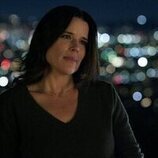 Neve Campbell en 2x06 titulado 'Renuncia' de 'El abogado del Lincoln'