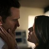 Neve Campbell y Manuel Garcia-Rulfo en 'Renuncia' de 'The Lincoln Lawyer'