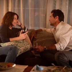 Neve Campbell y Manuel Garcia-Rulfo en 3x01 'La Culebra' de 'El abogado del Lincoln'