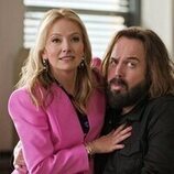 Becki Newton y Angus Sampson en el 3x05 de 'The Lincoln Lawyer'