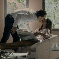 Sarayu Blue y Jack Huston en 1x02 titulado 'Mongkok' de 'Expatriadas'