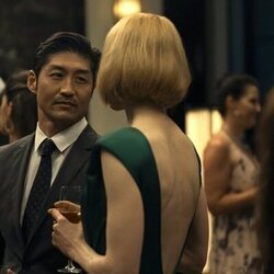 Nicole Kidman y Brian Tee en 'The Peak' de 'Expatriadas'