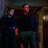 Kadia Saraf y Dominic Fumusa en 'Dexter: Resurrection'