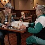 Thomas Doherty y Paula Pell en la temporada 3 y el capítulo 02 de 'Girls5eva'