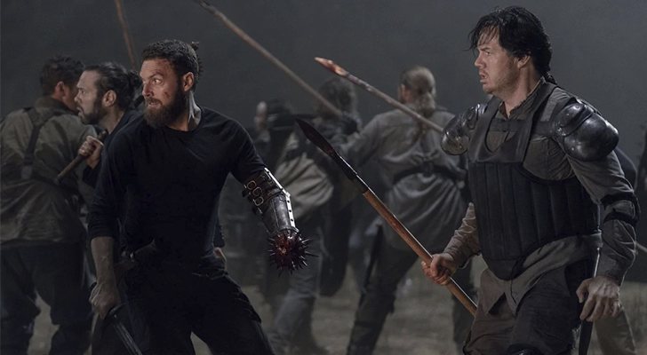 Aaron y Eugene defendiendo Hilltop en 'The Walking Dead'