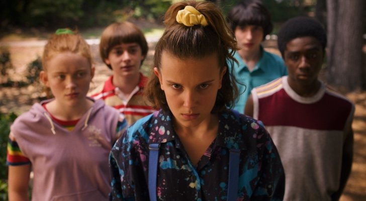 Eleven, junto a sus compañeros en 'Stranger Things'