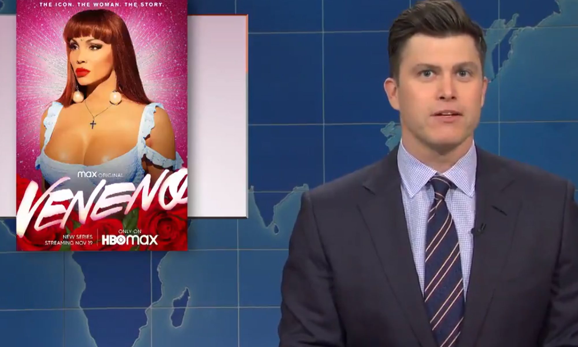 Colin Jost habla en 'Saturday Night Live' y aparece el póster de 'Veneno'