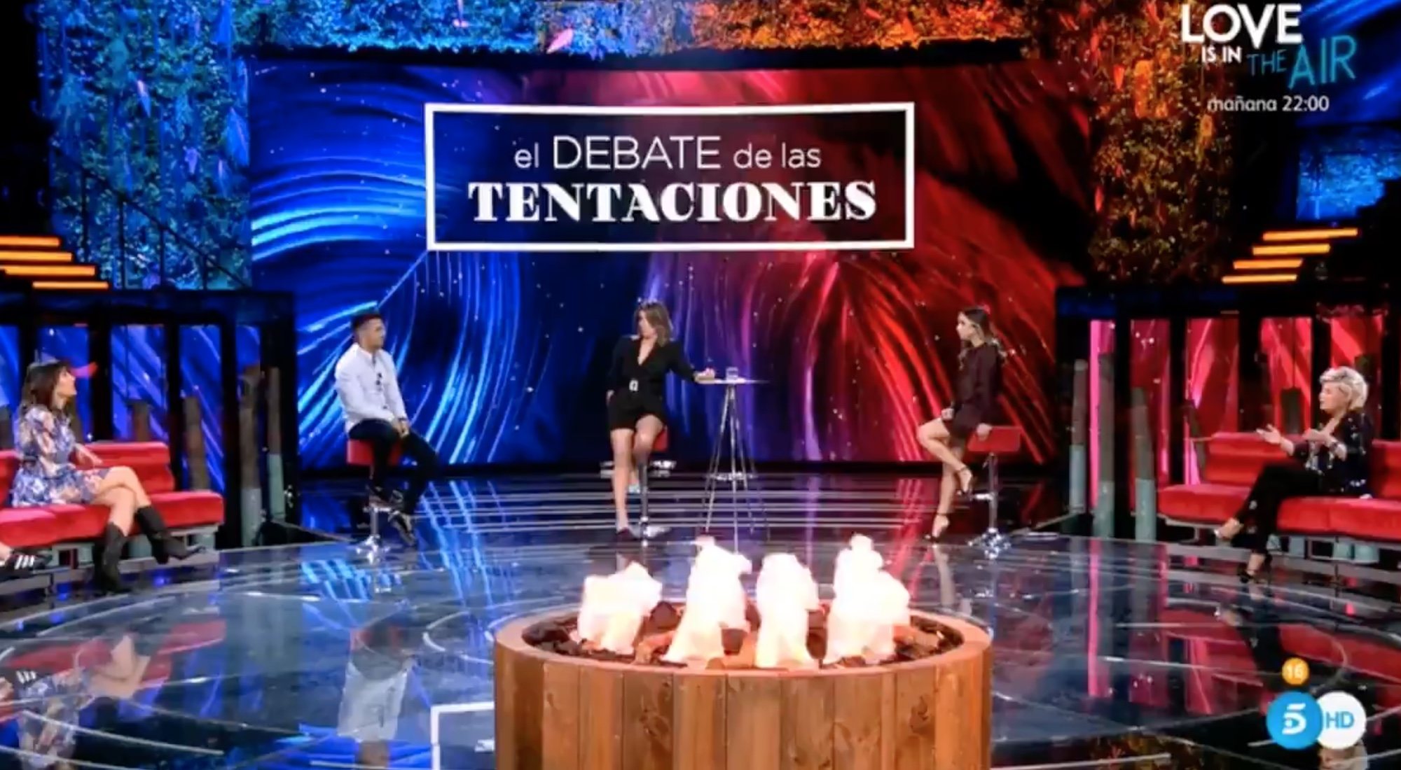 Los colaboradores de 'El debate de las tentaciones' con Manuel y Lucía