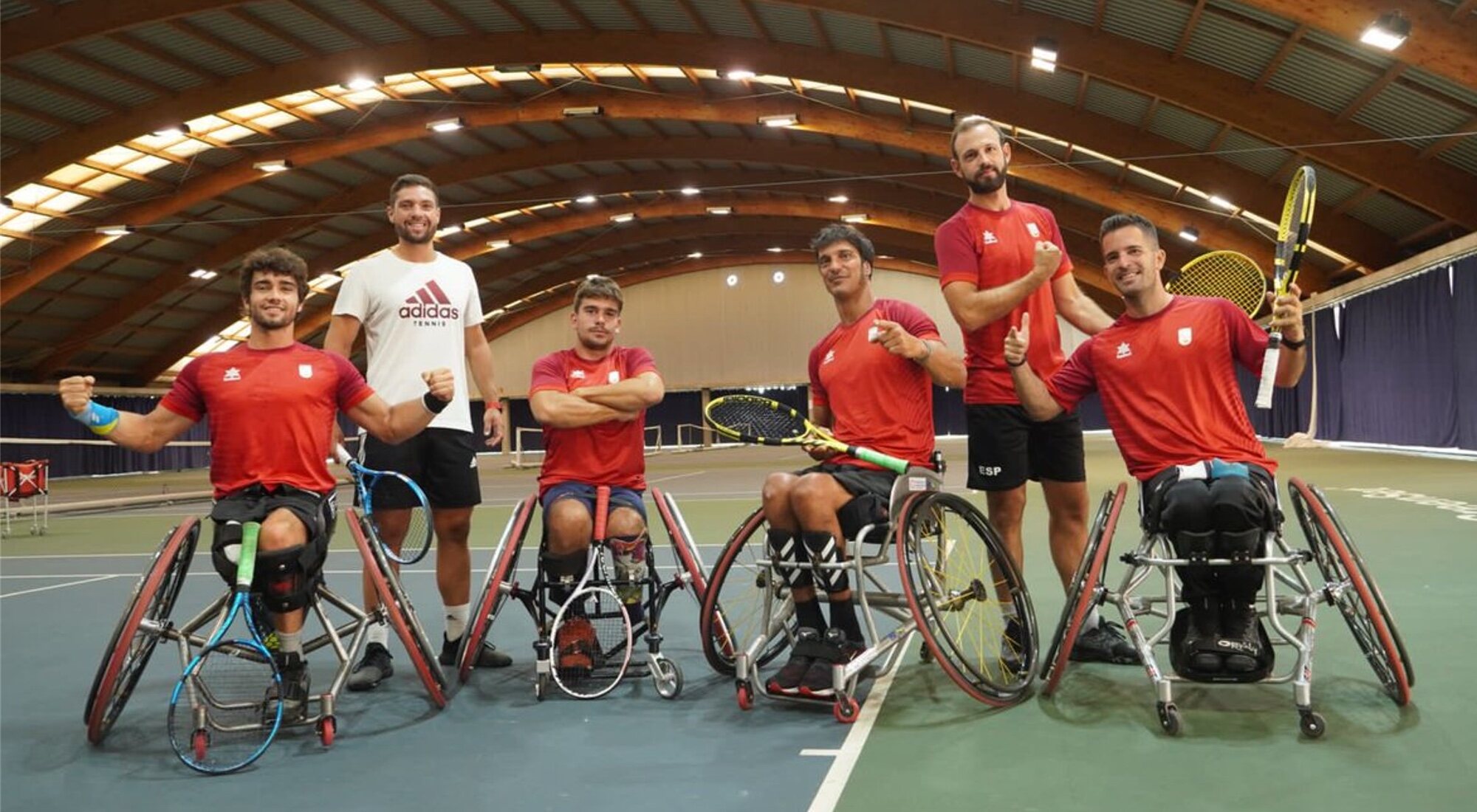 Los deportistas de tenis silla de ruedas