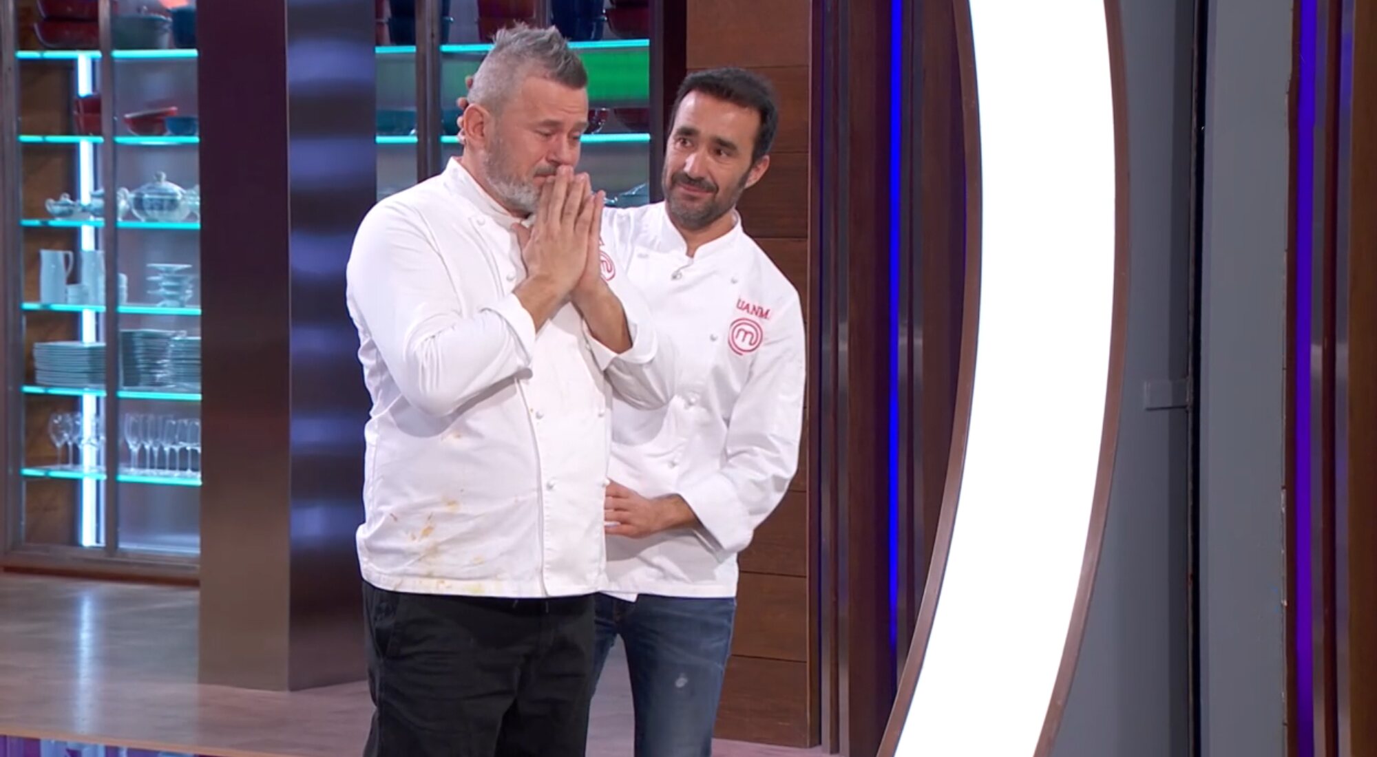 Juanma Castaño le da su apoyo a un emocionado Miki Nadal en la final de 'MasterChef Celebrity'