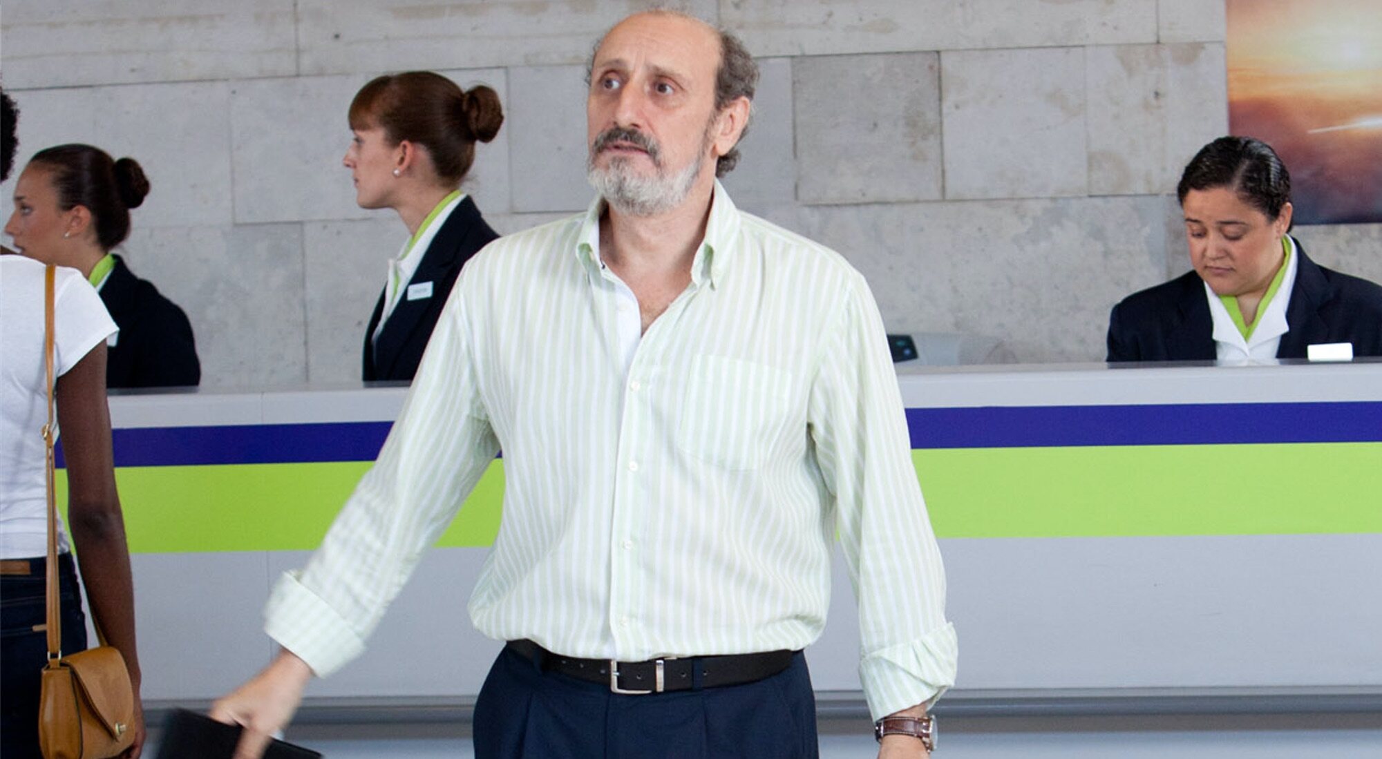 Enrique Pastor (José Luis Gil), en una secuencia de 'LQSA' ambientada en un aeropuerto