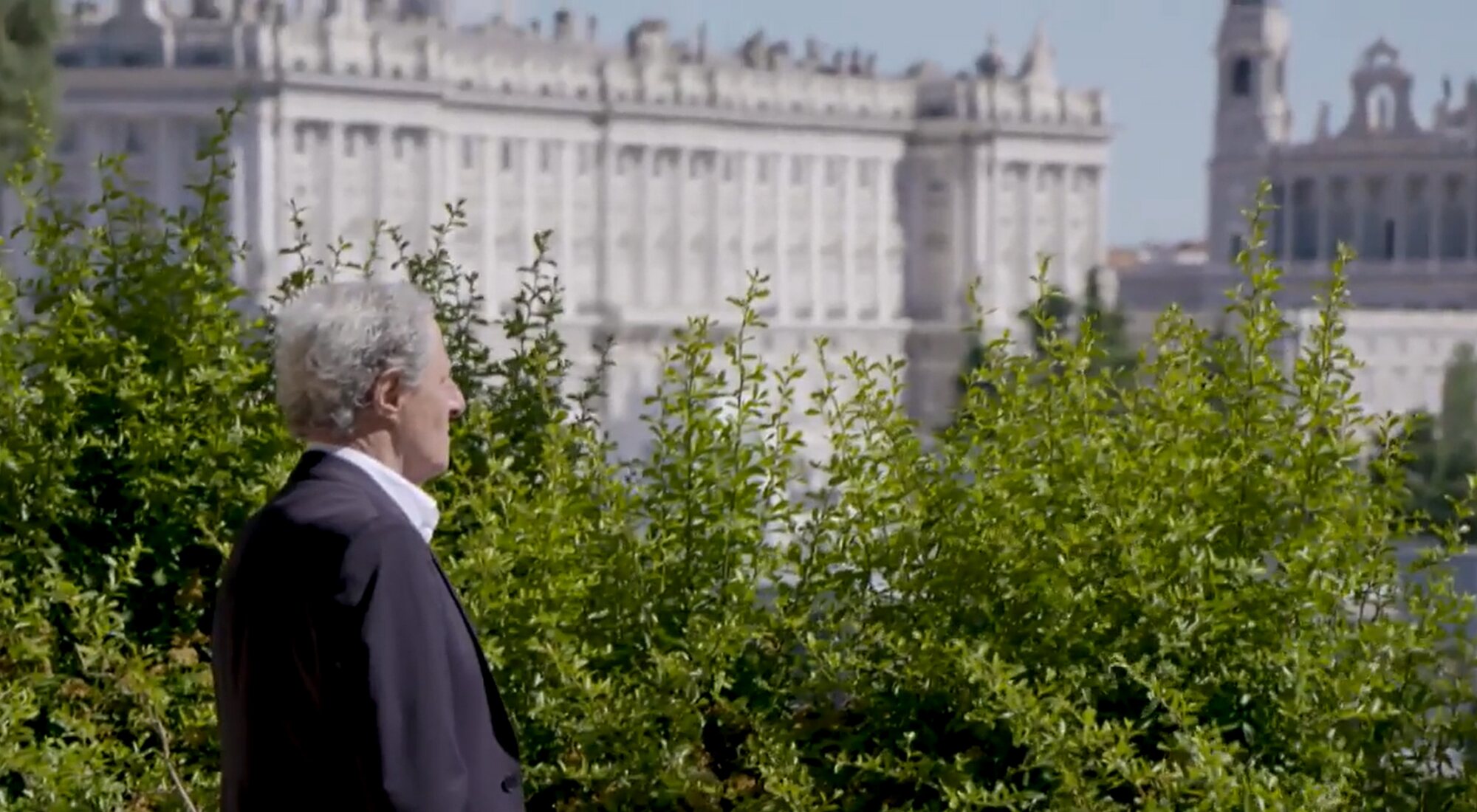 Albert Solà frente al Palacio Real