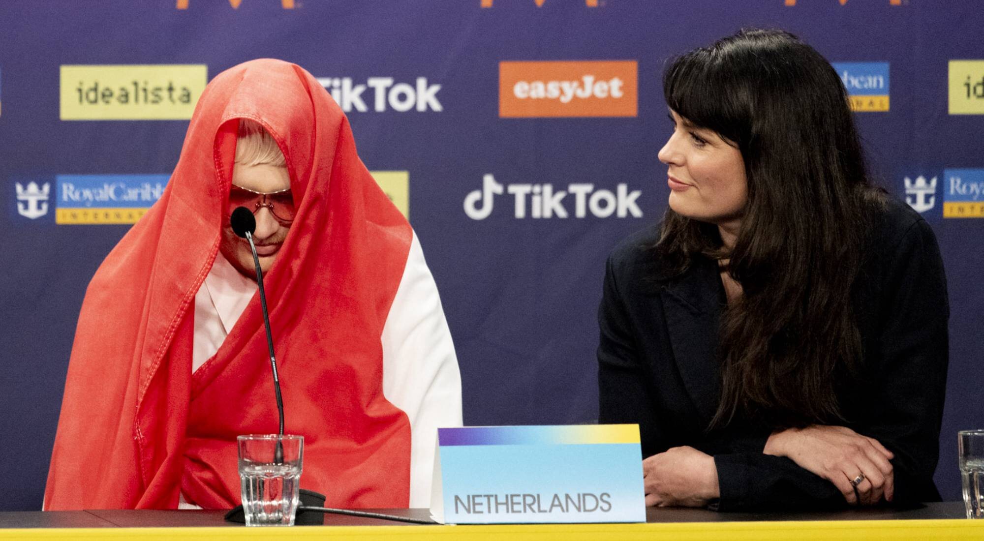 Joost Klein se cubre con la bandera de Países Bajos durante la intervención de Israel tras la semifinal 2 de Eurovisión 2024