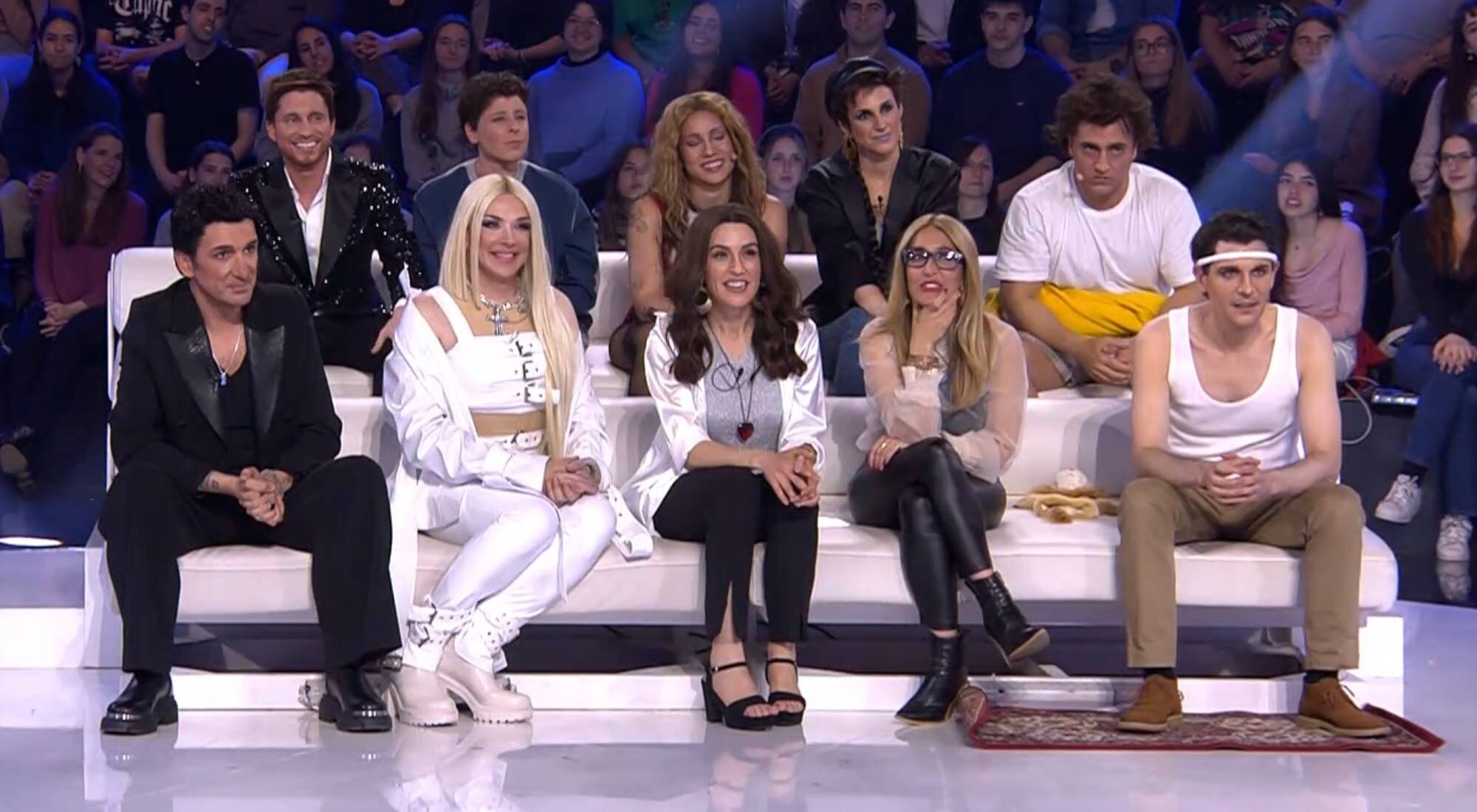 Los concursantes de 'Tu cara me suena 11' junto a Marta, de Ella Baila Sola, en la gala 6