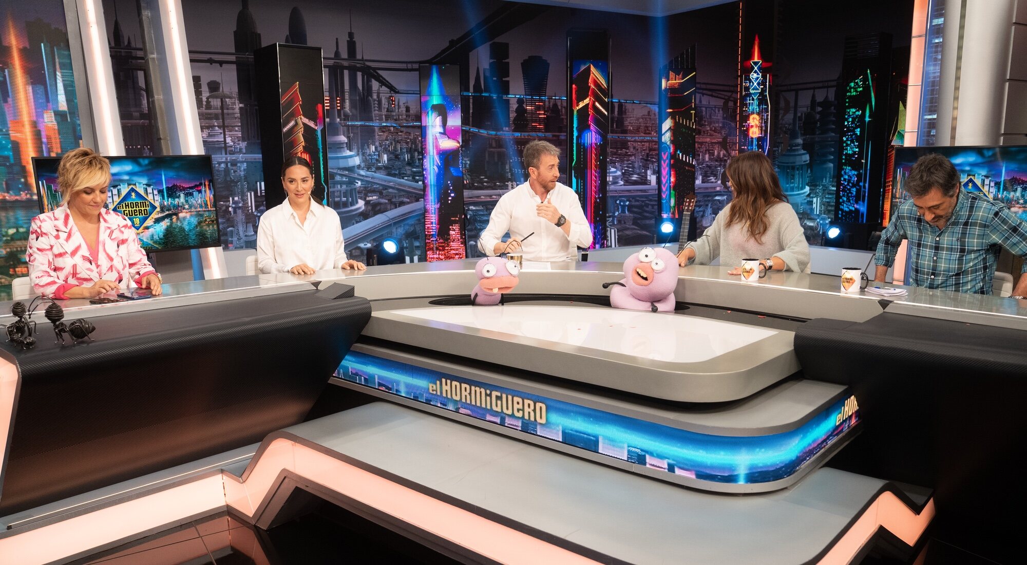 Tamara Falcó y Pablo Motos en 'El hormiguero' junto a Cristina Pardo, Nuria Roca y Juan del Val