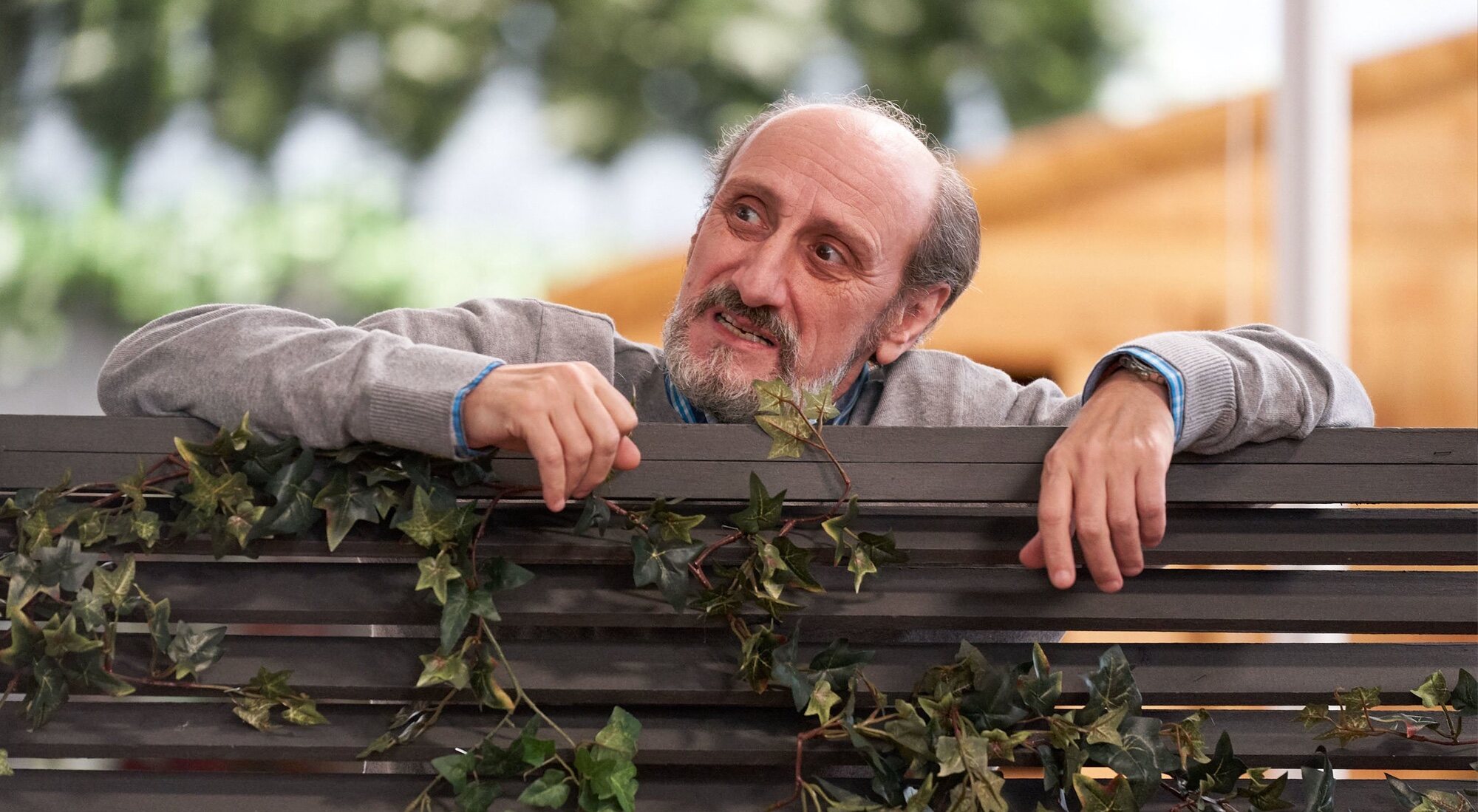 Enrique Pastor (José Luis Gil) en el bajo de 'La que se avecina'