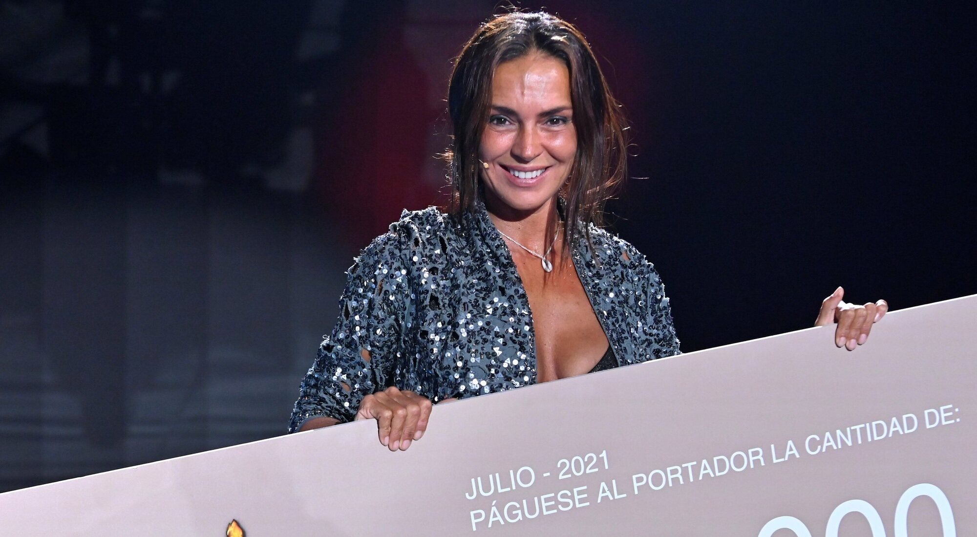 Olga Moreno, con su cheque de ganadora de 'Supervivientes 2021'