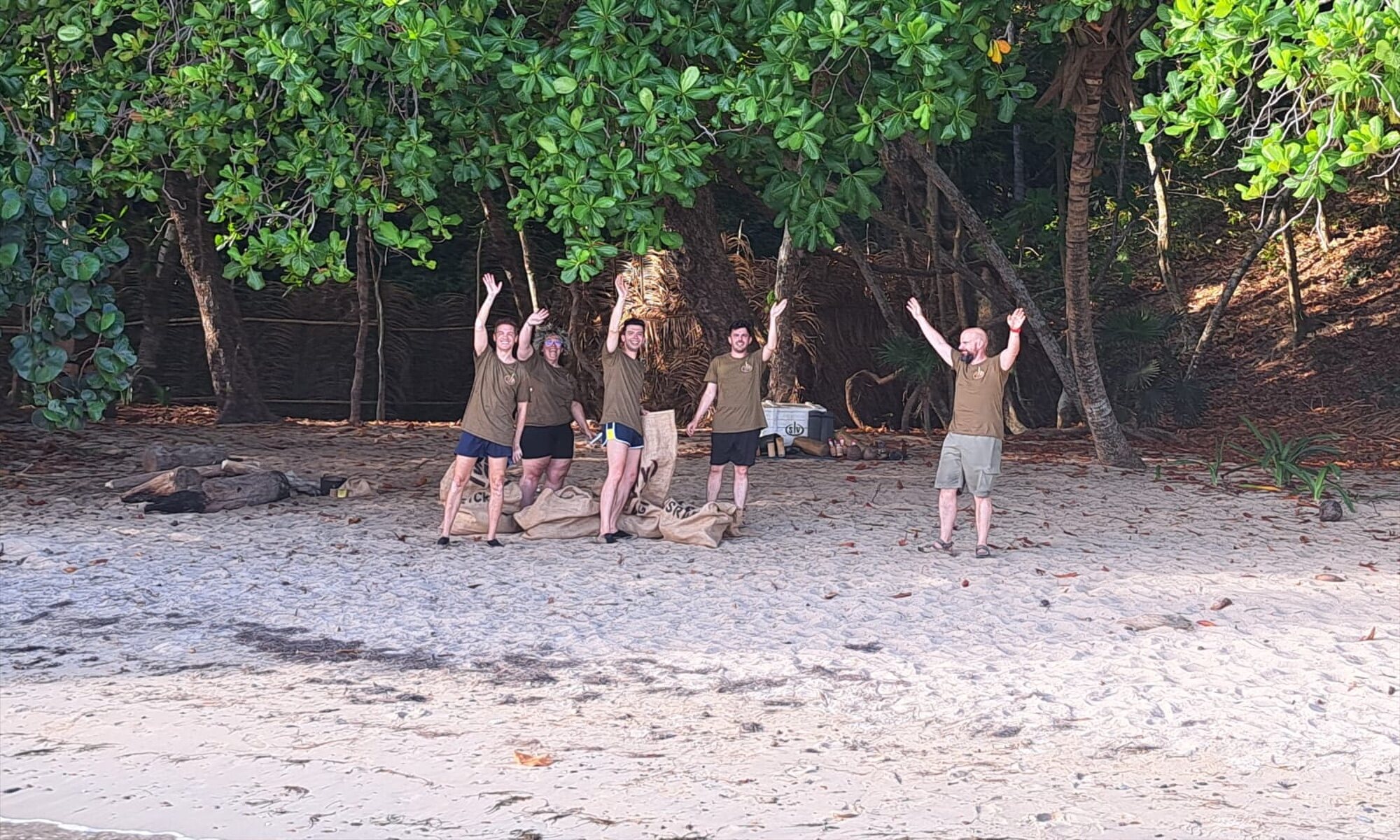 Los cinco periodistas nos despedimos del equipo, quedándonos en playa Uva