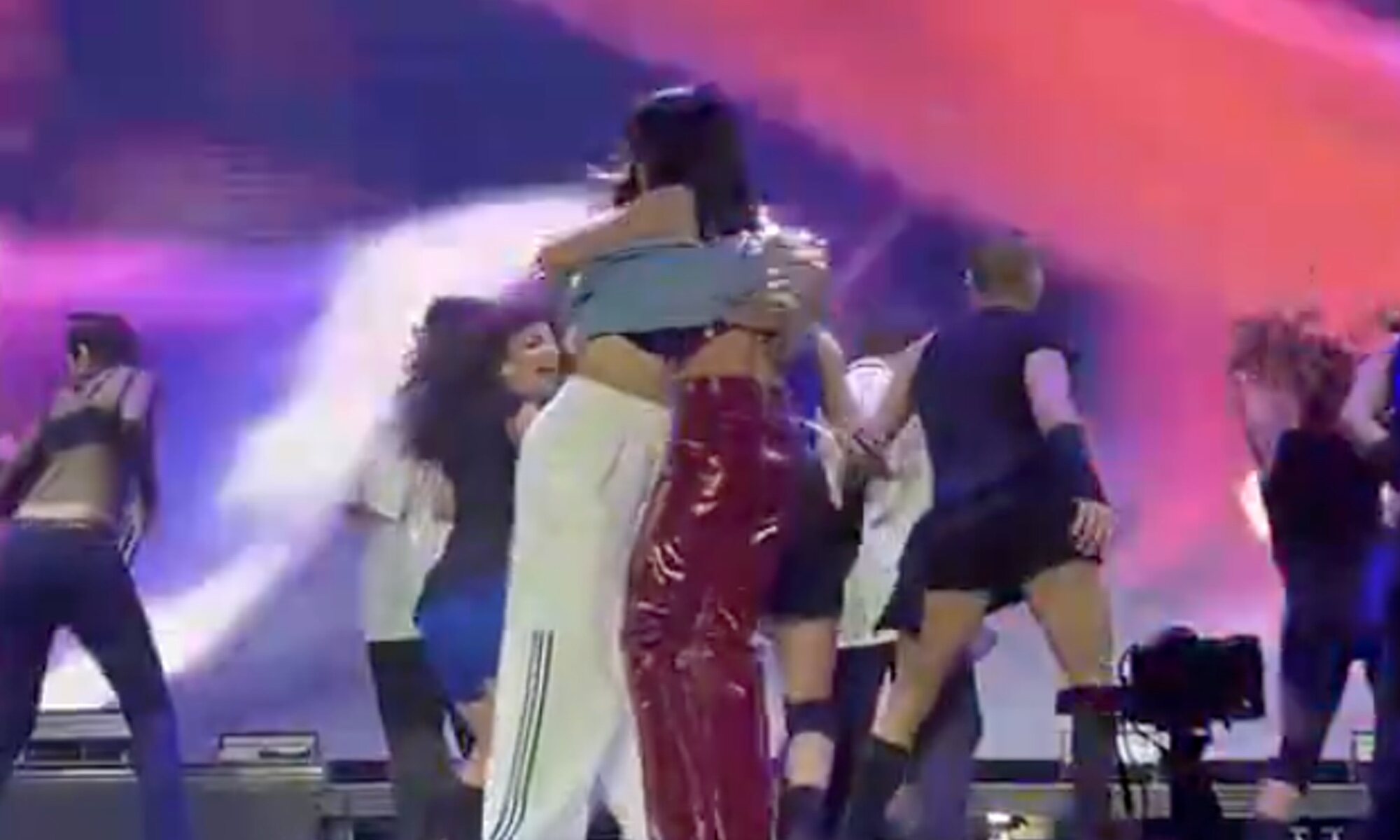 Aitana y Naiara se abrazan