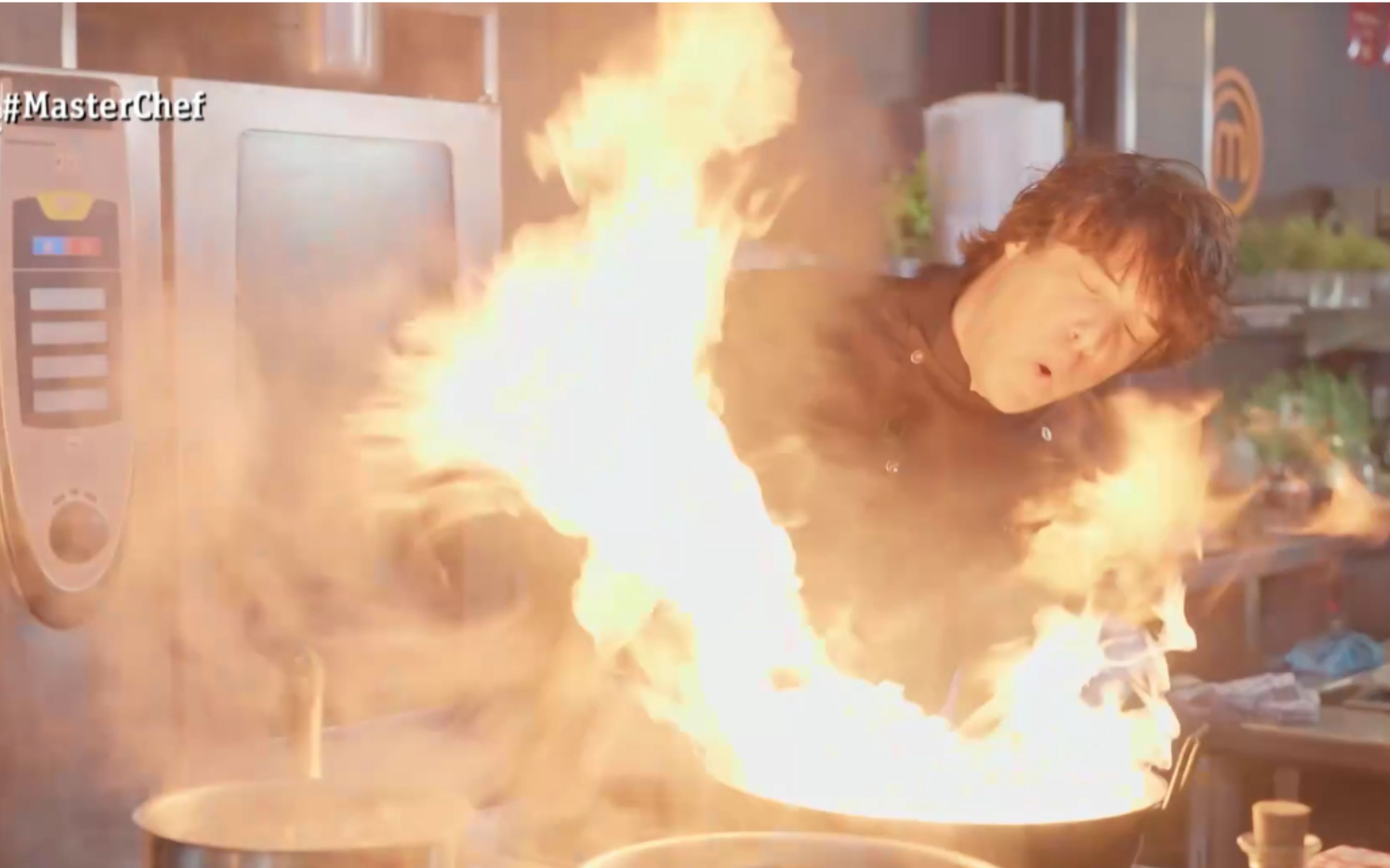 Jordi Cruz apagando el fuego de sus cocinas en 'MasterChef 12'
