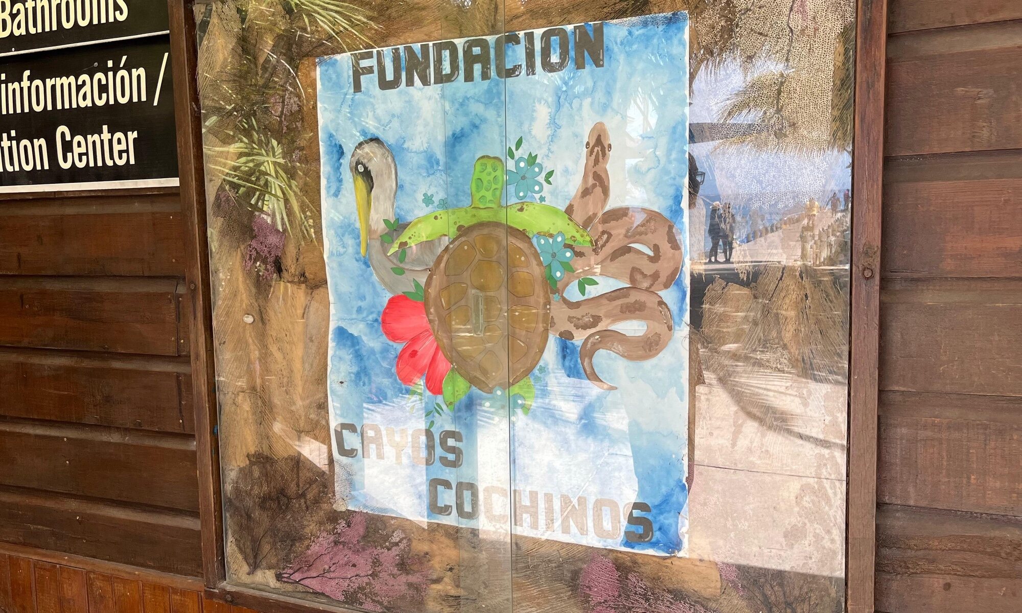 Cartel de la Fundación Cayos Cochinos en la entrada