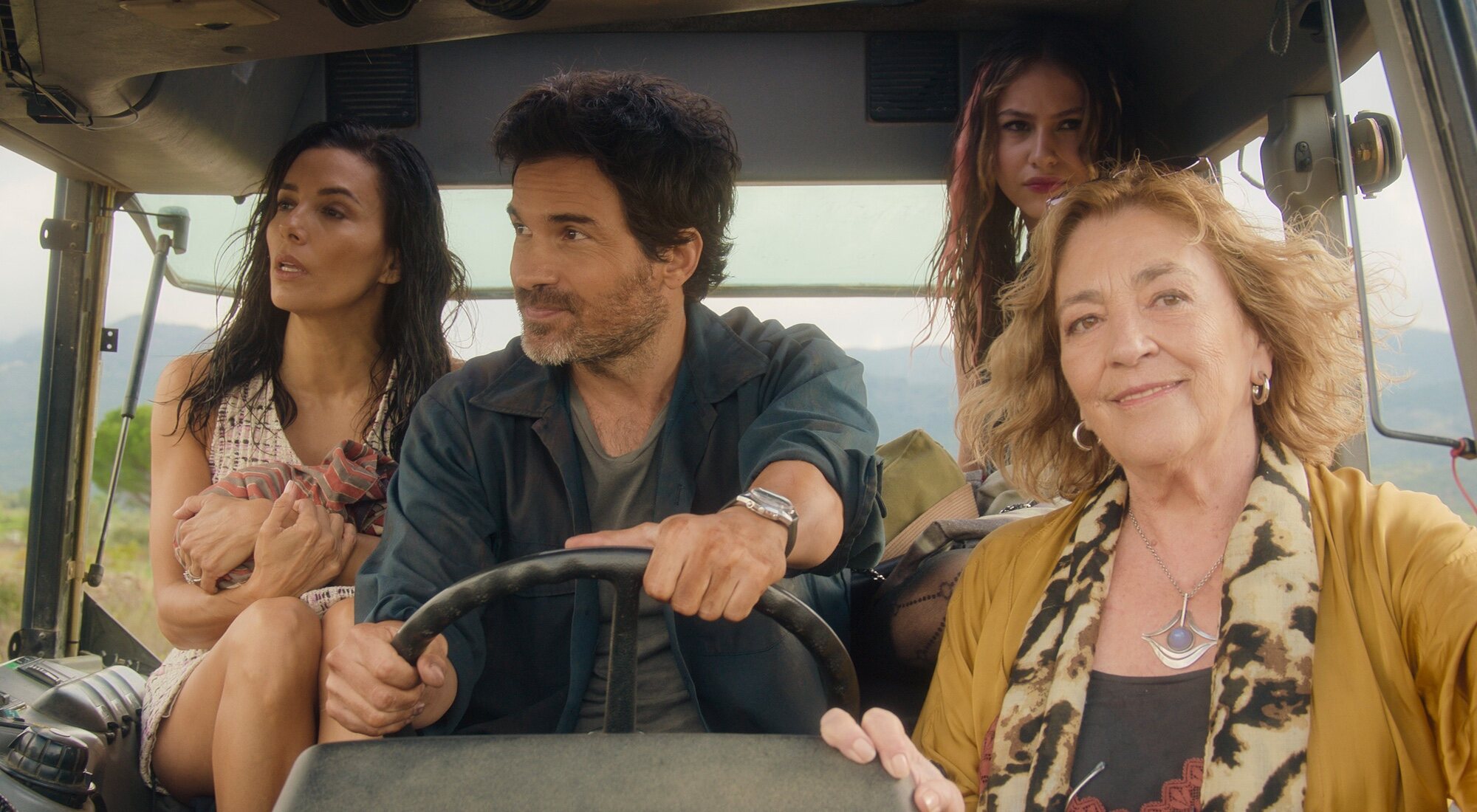 Escena de 'Tierra de mujeres' con Eva Longoria, Santiago Cabrera, Victoria Bazua y Carmen Maura